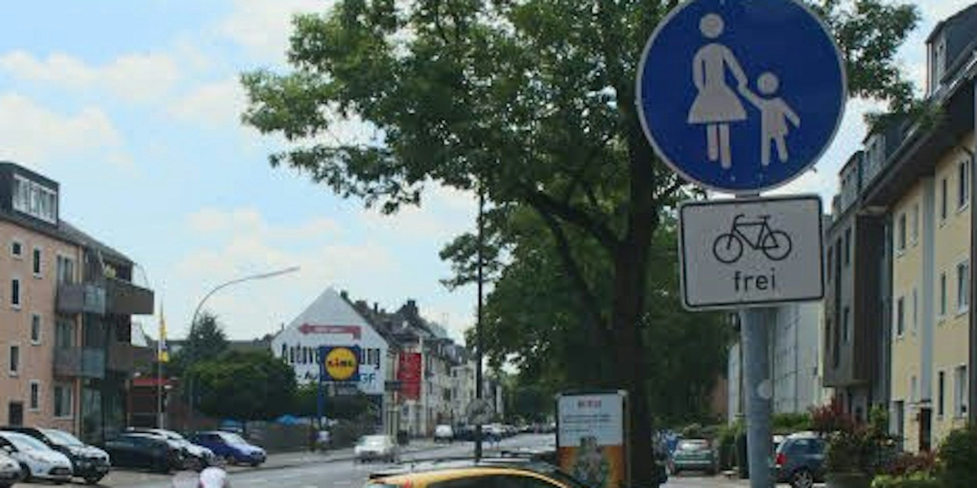 Der frühere Radweg ist nun ein Fußweg mit „Radfahrer frei“-Regelung: Radler können, müssen ihn aber nicht benutzen.