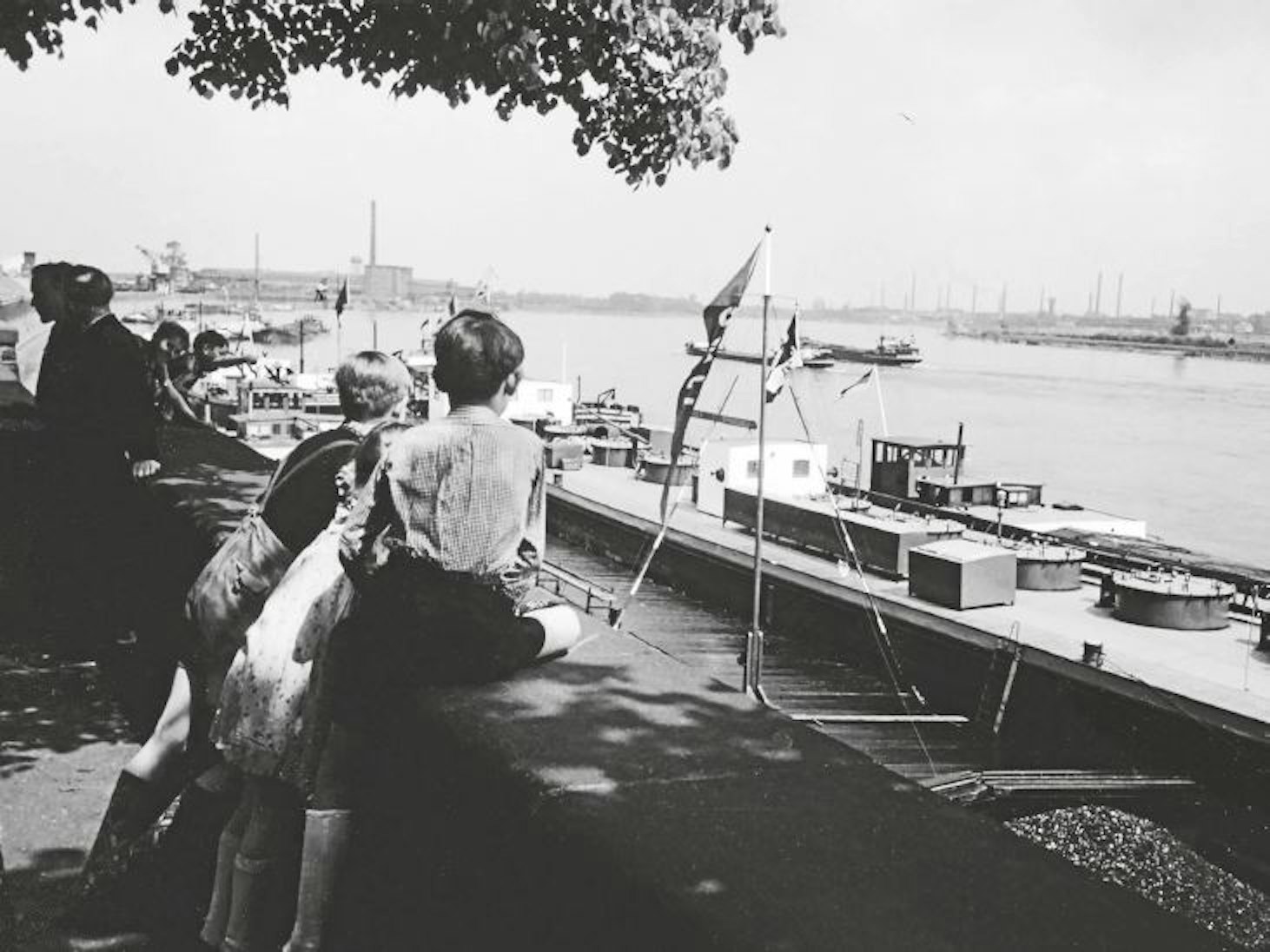 Niehler Hafen, links zu sehen die Fordwerke, 1953, Theo Felten