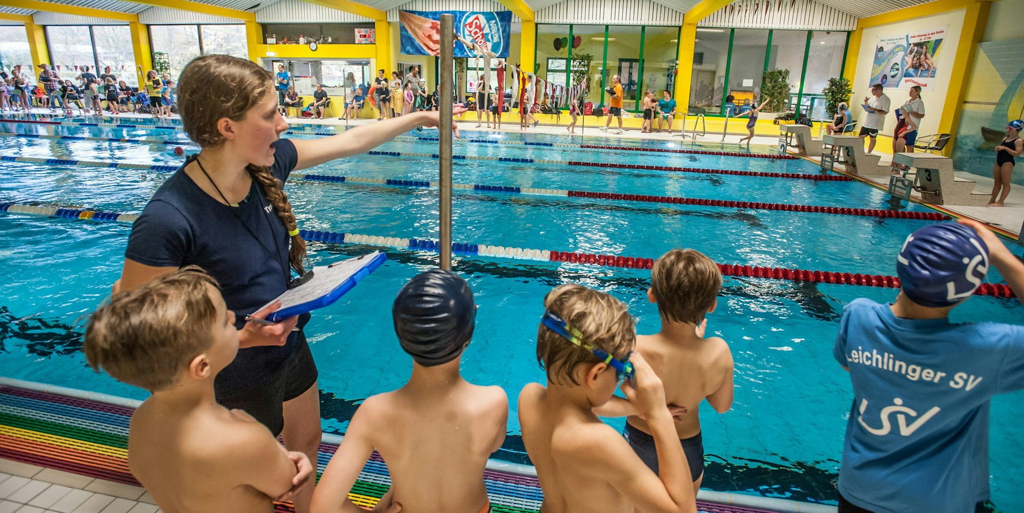 Schwimmwettkampf im Leichlinger Hallenbad. Längst nicht mehr alle Kinder lernen in der Schule Schwimmen.