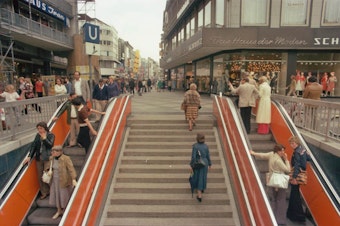 Ausgang am Neumarkt Richtung Schildergasse im Jahr 1977.
