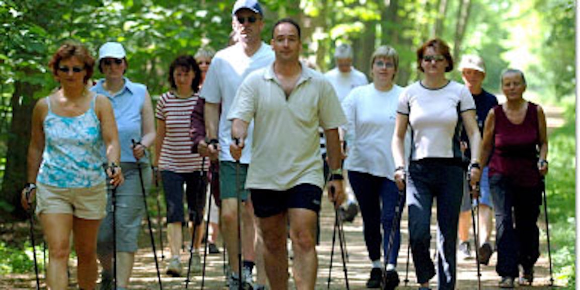 Ob mit oder ohne Stöcke - beim Walking-Tag rund um den Fühlinger See des Anti-Diät-Clubs darf jeder mitmachen. BILD: DPA