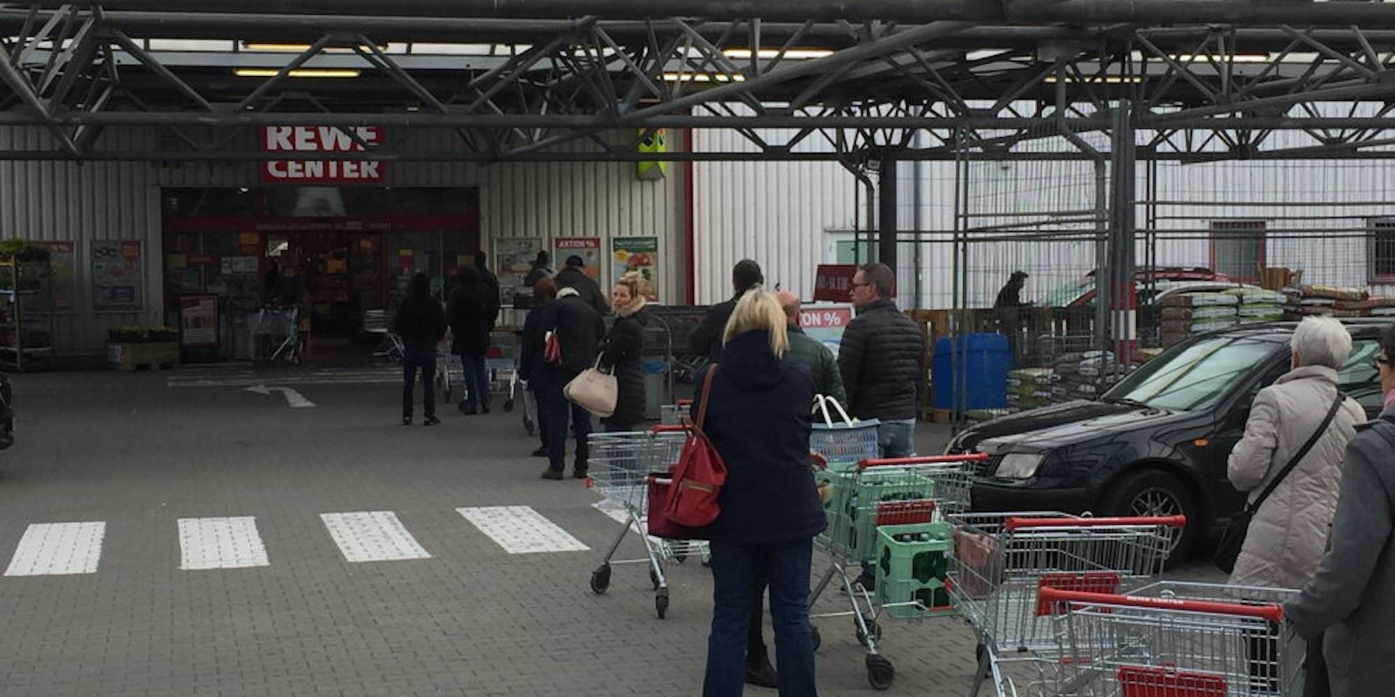 Am Rewe-Markt in Bergneustadt warteten Kunden geduldig auf Einlass (o.). Am Gummersbacher Forum tummelten sich allein Schaufensterpuppen, der Wiehlpark bliebt nahezu menschenleer.