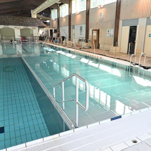 Das Hallenbad mit dem an der rechten Seite abgetrennten Nichtschwimmerbereich.