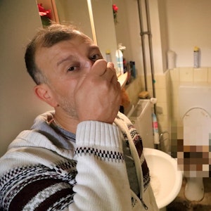 Alattin Bozkurt in seinem Badezimmer. Aus Klo, Waschbecken und Badewanne sind Fäkalien ausgelaufen.
