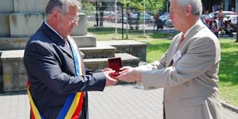 Für sein Engagement dankte dem Drabenderhöher Hans Georg Franchy (re.) bereits der Bistritzer Bürgermeister. (Foto: privat)