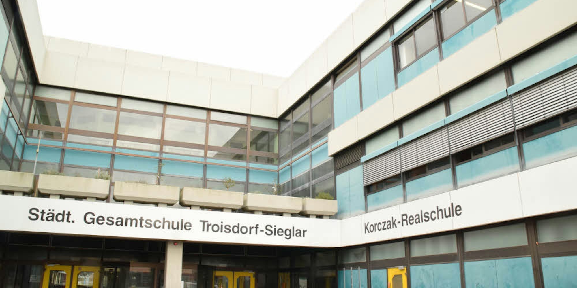 Das Schulzentrum in Sieglar ist in die Jahre gekommen. Die Verwaltung empfiehlt nun, die Pläne für eine Sanierung der Gesamtschule zu den Akten zu legen und für geschätzte 43 Millionen Euro einen Neubau hochzuziehen.