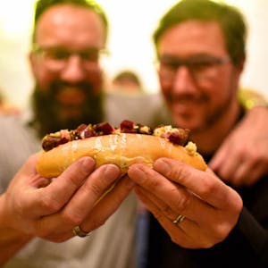 Ohne Zusatzstoffe: Das war für Fred König (l.) und Marc Petek wichtig, als sie die Rezepte für ihre Hot Dogs entwickelten.