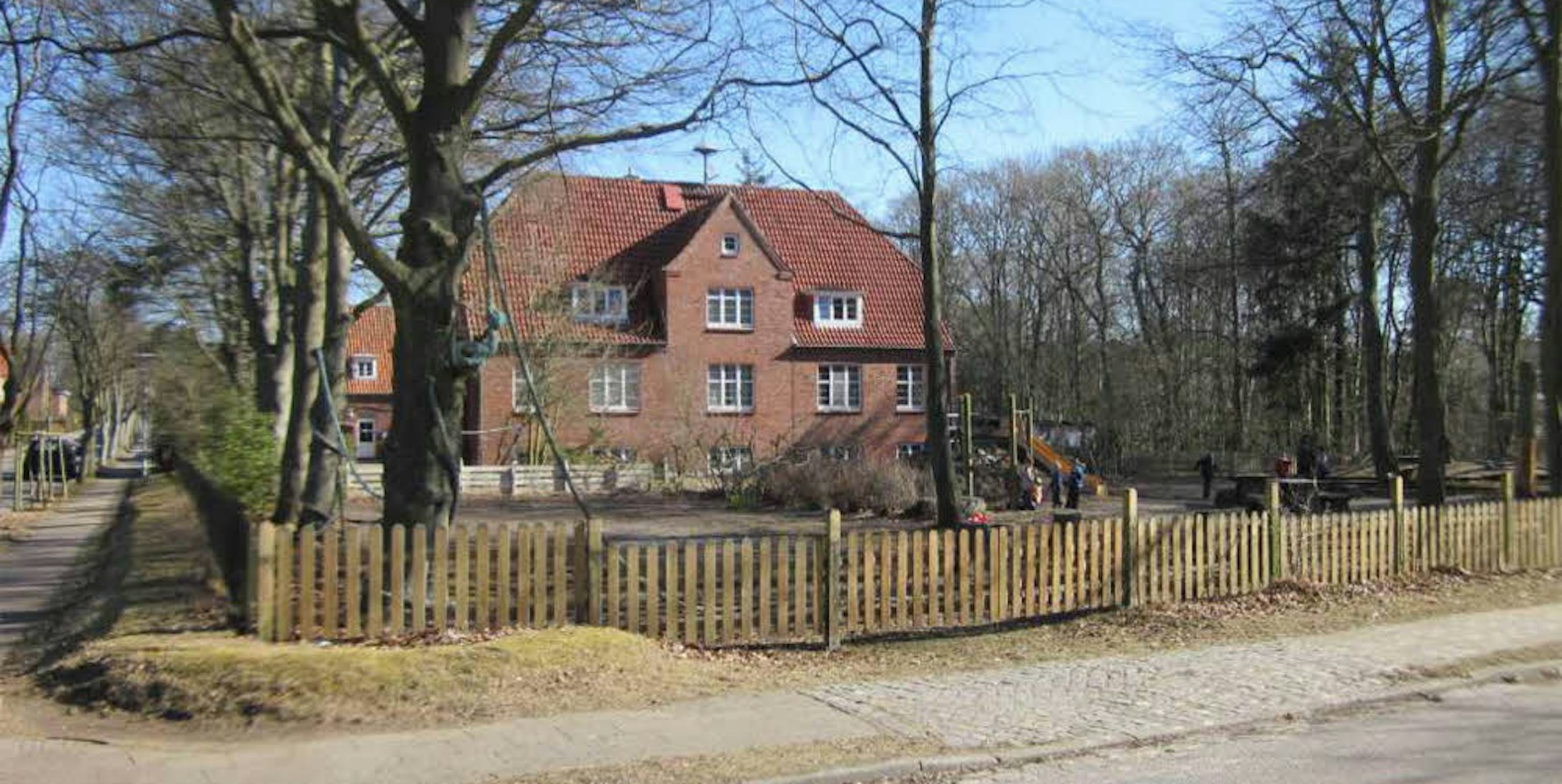 Schmucker Backsteinbau: das ehemalige Landschulheim der Stadt Köln in Wyk auf der Nordsee-Insel Föhr