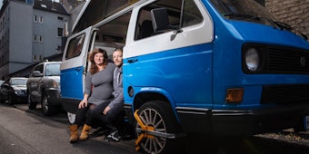 Der geliebte VW-Bus ist wieder da: Andrea Briegmann und Alexander Schmidt sind erleichtert, ihren Bulli mit Hochdach wieder zu haben. Nach dem Diebstahl haben sie den Wagen nun mit Radkralle und Lenkradkralle gesichert.