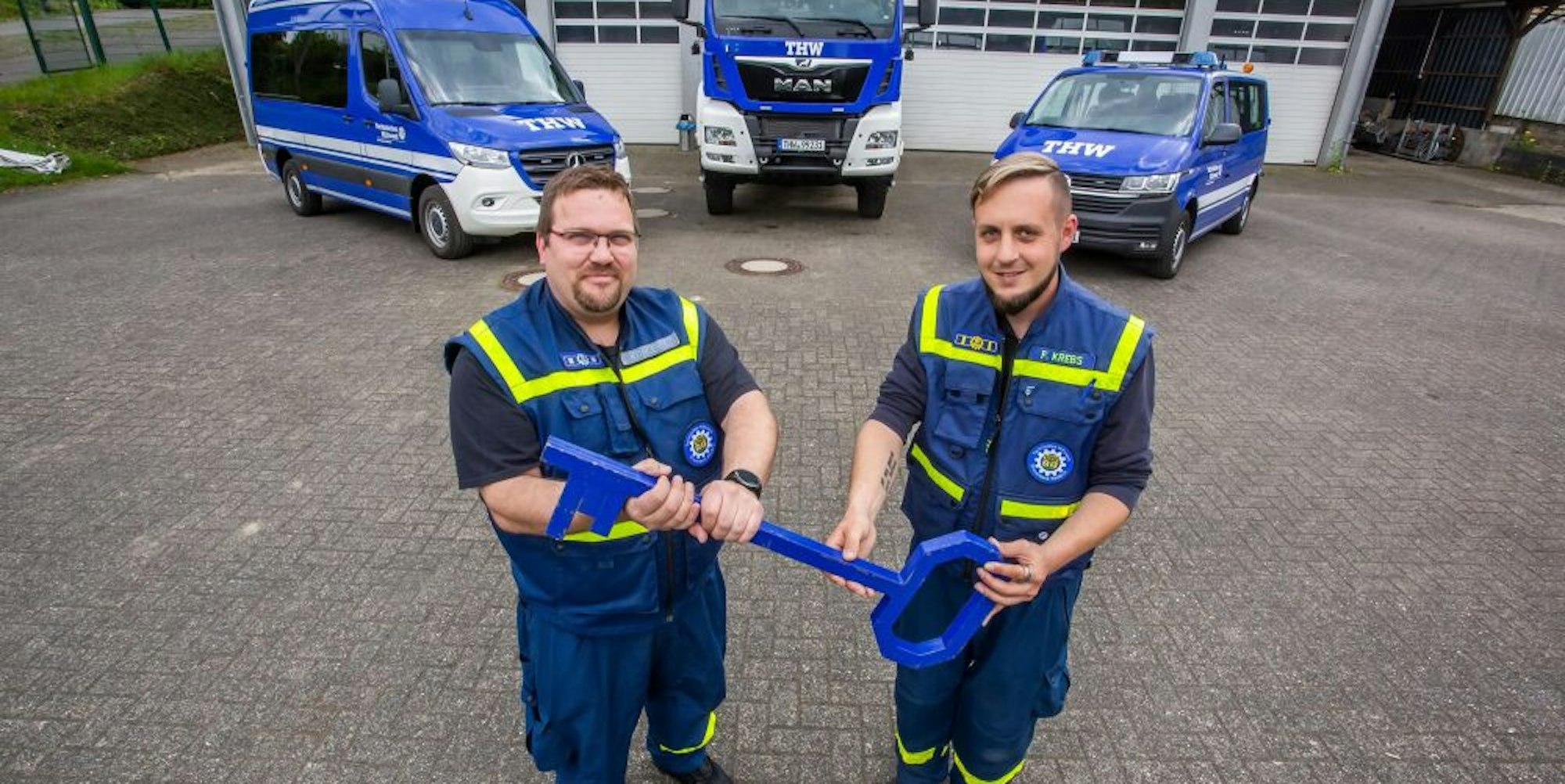 Über drei neue Fahrzeuge freuen sich Zugführer Lars Köhler (l.) und Ortsbeauftragter Florian Krebs.