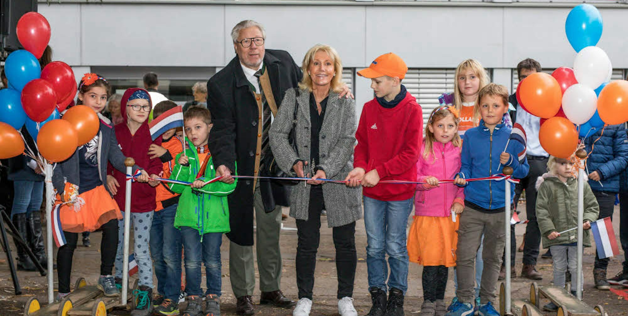 Orange geschmückt war am Mittwoch der Schulhof der Janusz-Korczak-Schule: Bezirksbürgermeister Henk van Benthem und Bezirksvertreterin Marlies Meurer (CDU) schnitten das symbolische Band durch.