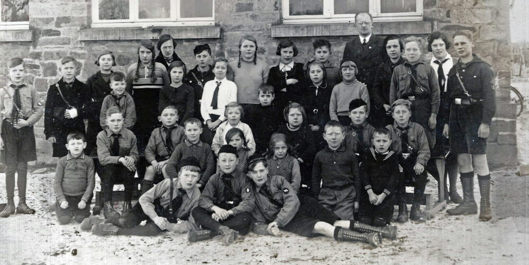 der Volksschule Hohkeppel im 1936 mit Lehrer Johannes Ortmann.