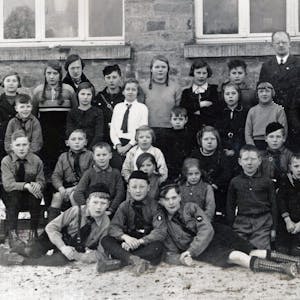 der Volksschule Hohkeppel im 1936 mit Lehrer Johannes Ortmann.
