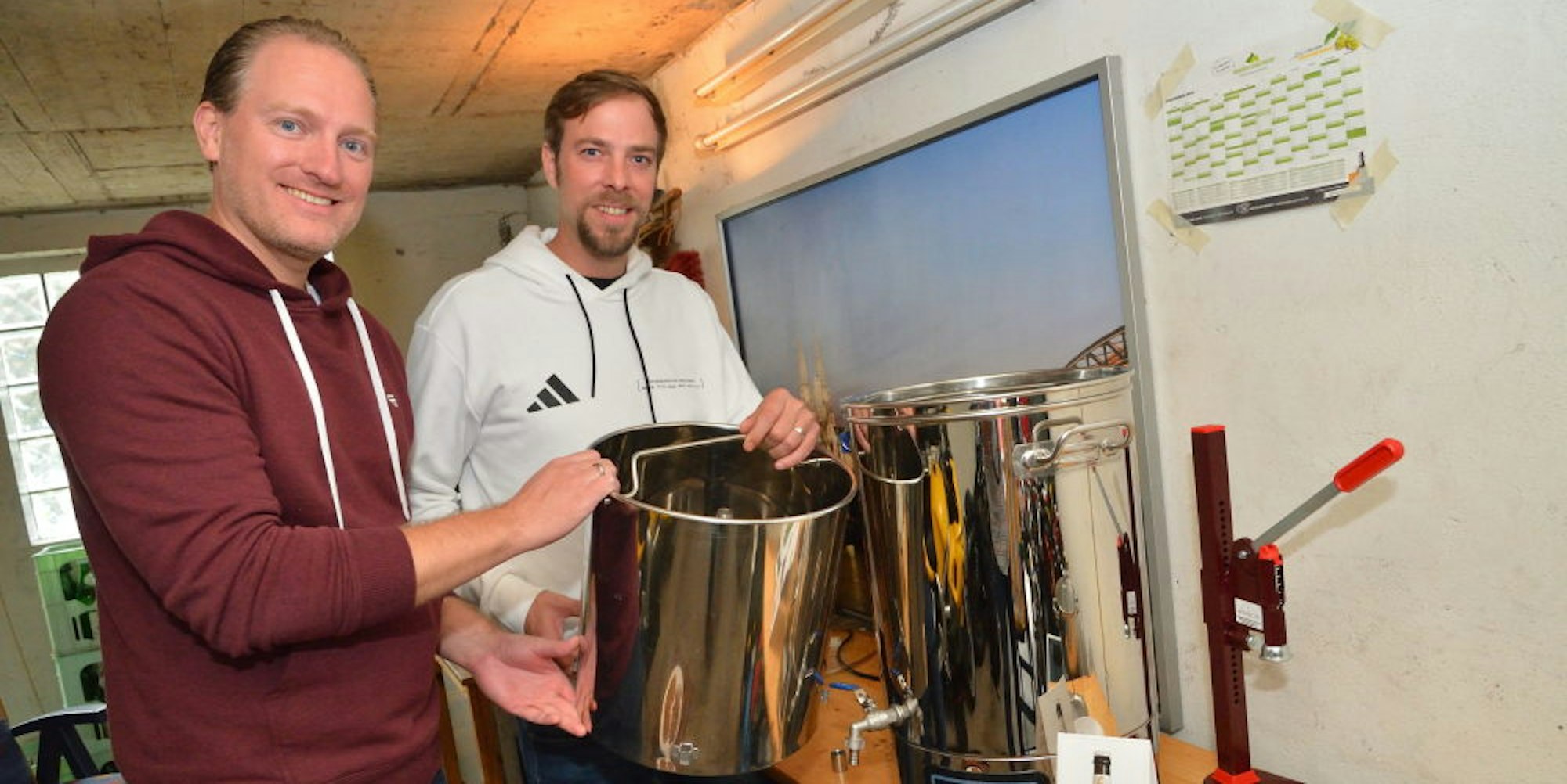 Sebastian Kaiser (l.) und Björn Thoms haben zwei Jahre verschiedene Bier-Rezepturen in ihrer Garage in Bergisch Gladbach-Schildgen ausprobiert.