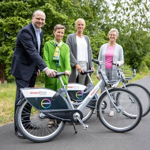 Mit Wupsi-Leihrädern auf dem Radweg Balkantrasse (v. l.): Daniel Koch (Covestro), Petra Haller (Förderverein), Baudezernentin Andrea Deppe und Ute Müller-Eisen (Covestro).