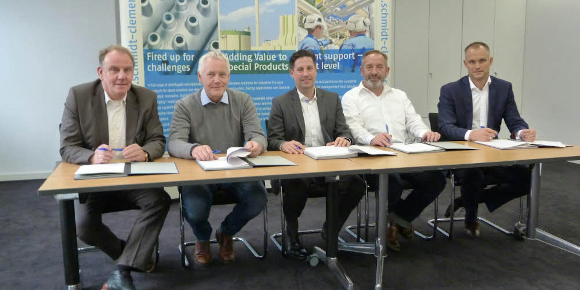 Sie unterschreiben den Vertrag: S+C-Personalleiter Ralf Welters, Werner Kusel (1. Bevollmächtigter IG Metall), Jan Schmidt-Krayer (geschäftsführender Gesellschafter S+C), Thomas Geilhaupt (S+C-Betriebsratsvorsitzender) und Dominic Otte (Geschäftsführer S+C) (v.l.).