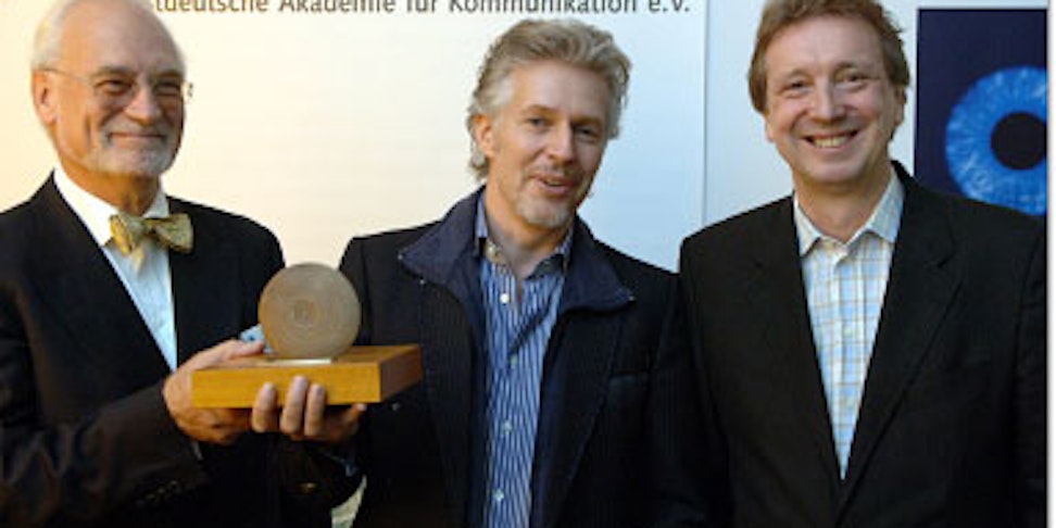 Ein Trio mit Medaille: Udo Koppelmann, Frank Schätzing und Helge Malchow (von links)