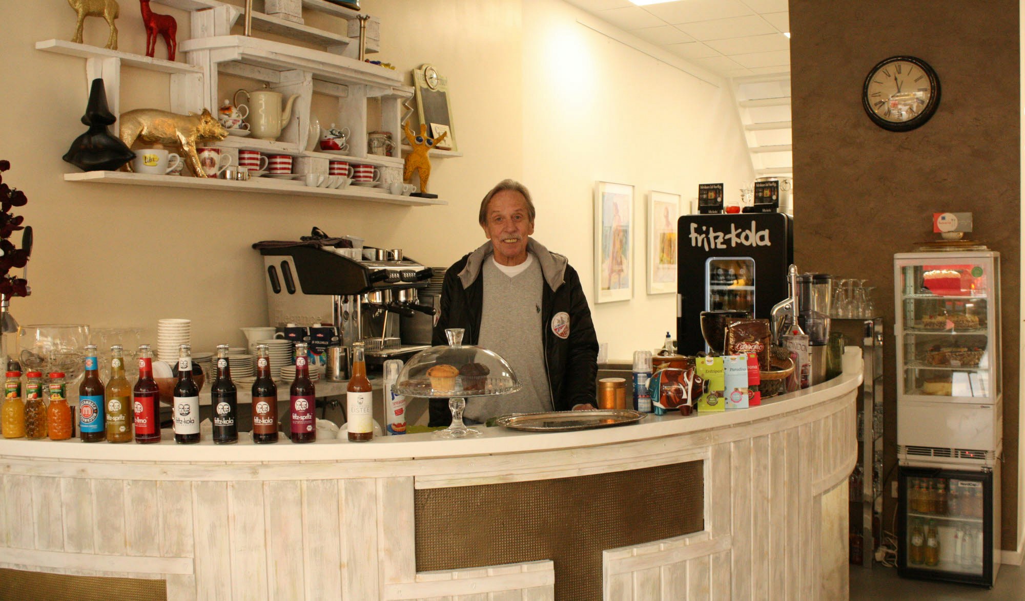 Inhaber Wolfgang Micheel-Fischer hinter der Bar im Café Timeless Art