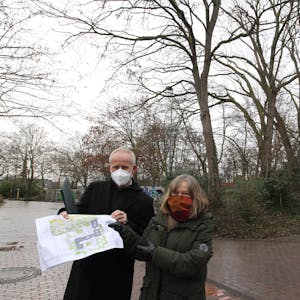 Zahlreiche Bäume müssen wegen des Neubaus der Gesamtschule gefällt werden. Umweltamtsleiterin Ulrike Tesch und der Erste Beigeordnete Walter Schaaf stellten das Projekt vor.