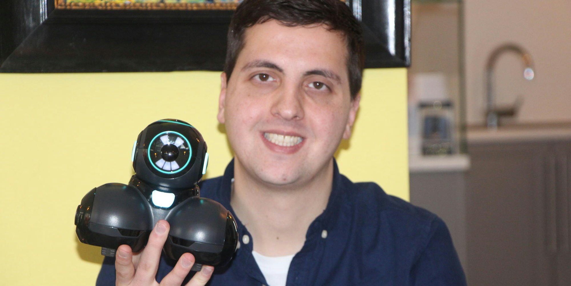 Milan Vukas (27) mit Roboter Cue: Der 27-Jährige möchte die Digitalisierung in Wesseling voran treiben.
