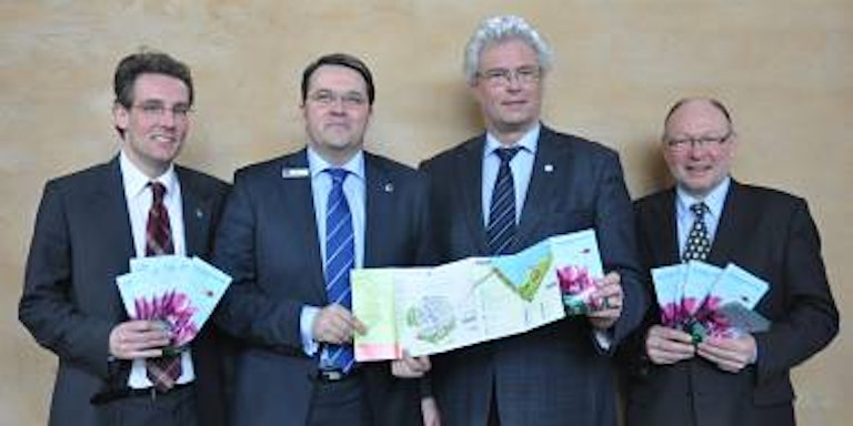 Christoph Hartmann (von links), Udo Becker, Albert Bergmann und Heinrich Sperling präsentierten gleich einen neuen Flyer zur Landesgartenschau. (Bild: Grebe)