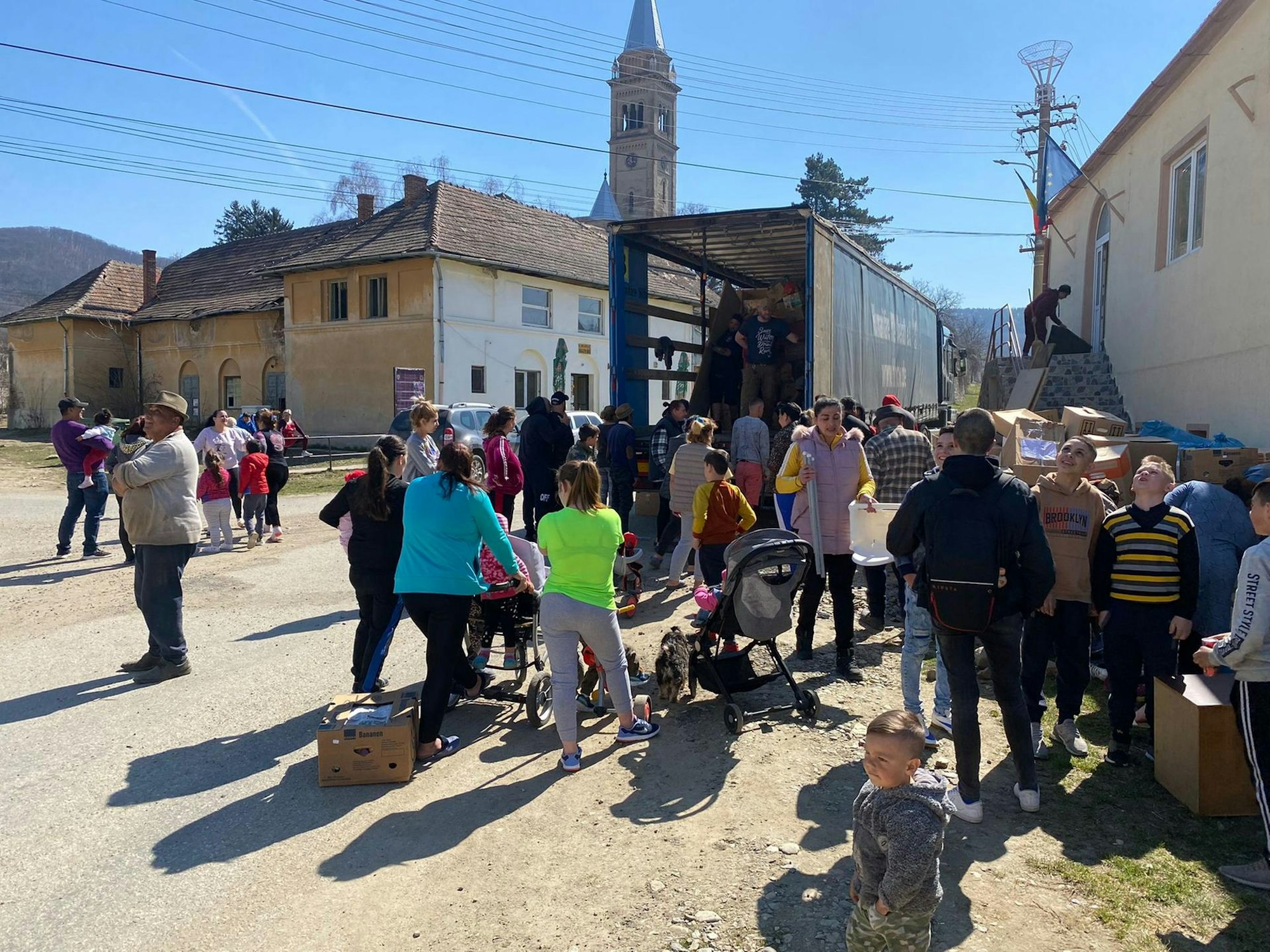 Sofort umlagert: Im Ort Amnaș bei Sibiu werden die Hilfsgüter aus Overath bereits sehnlichst erwartet.
