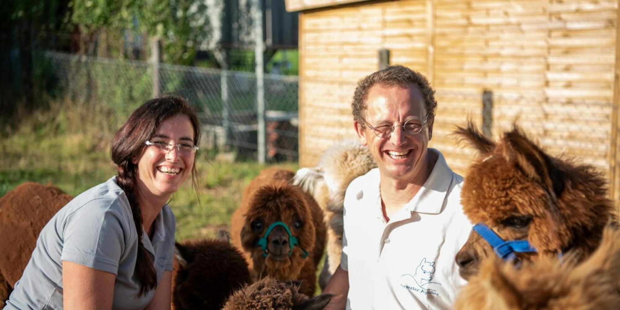 Sind glücklich mit den neuen, flauschigen Bewohnern ihres Bauernhofs: Beatrix und Frank Kelleners.