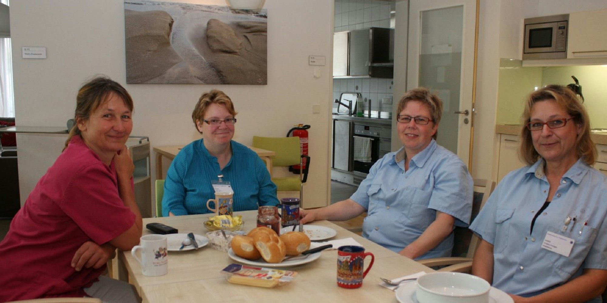 Sabine Sauer, Nicola Weny, Christine Luppus und Christine Poensgen nutzen auch die Frühstückspause, um sich untereinander auszutauschen. Bild: Tucholke