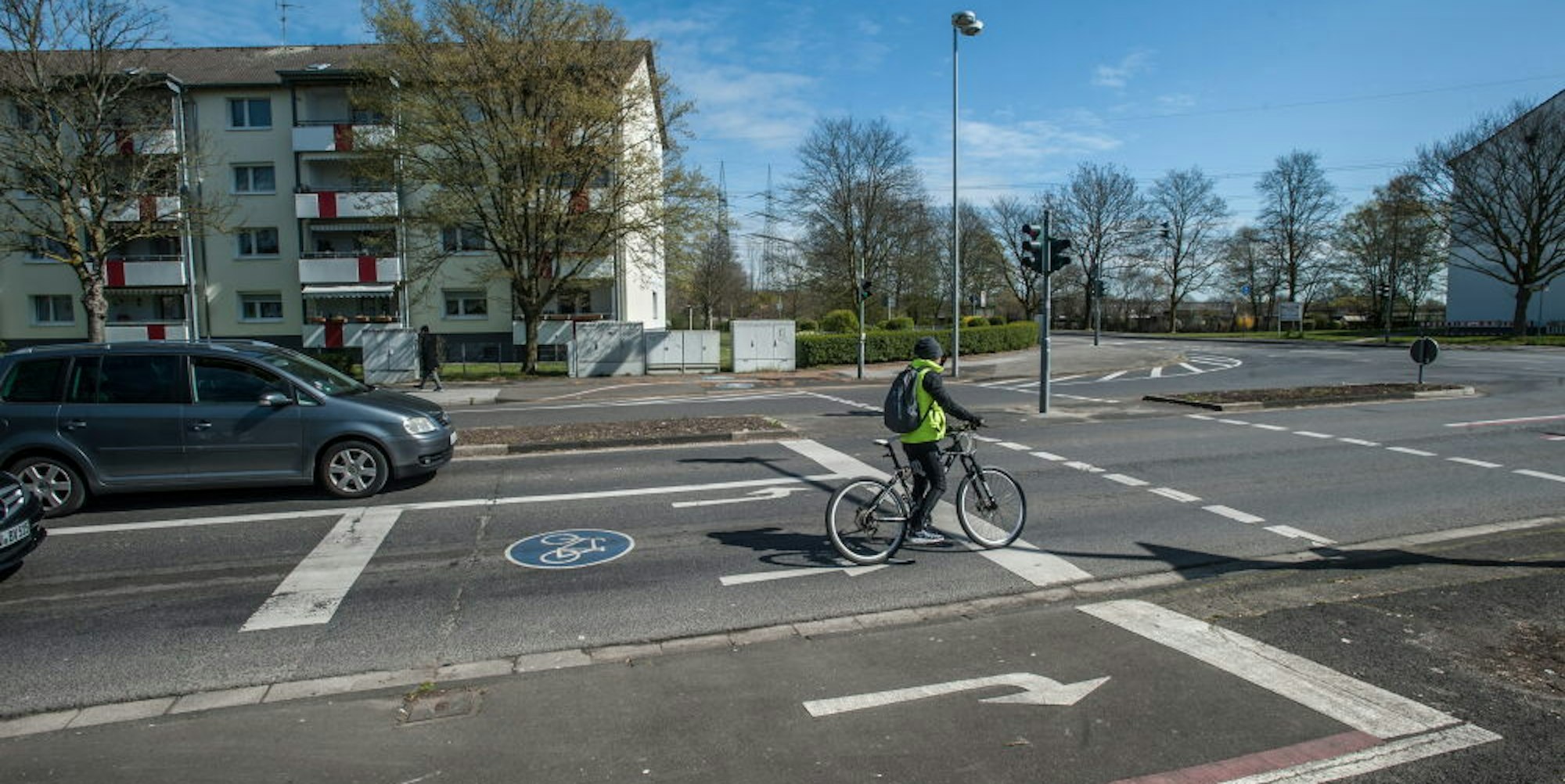 Solche Aufstellflächen für Radfahrer an Kreuzungen wie hier an der Solinger Straße fordert der ADFC überall in der Stadt.