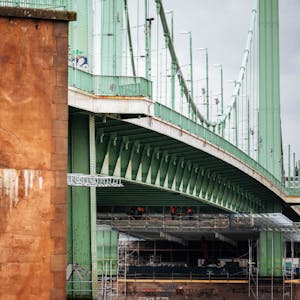 Unter der Mülheimer Brücke soll ein Stahlfachwerk eingebaut werden. Die Rampe soll auf Pfählen gründen.