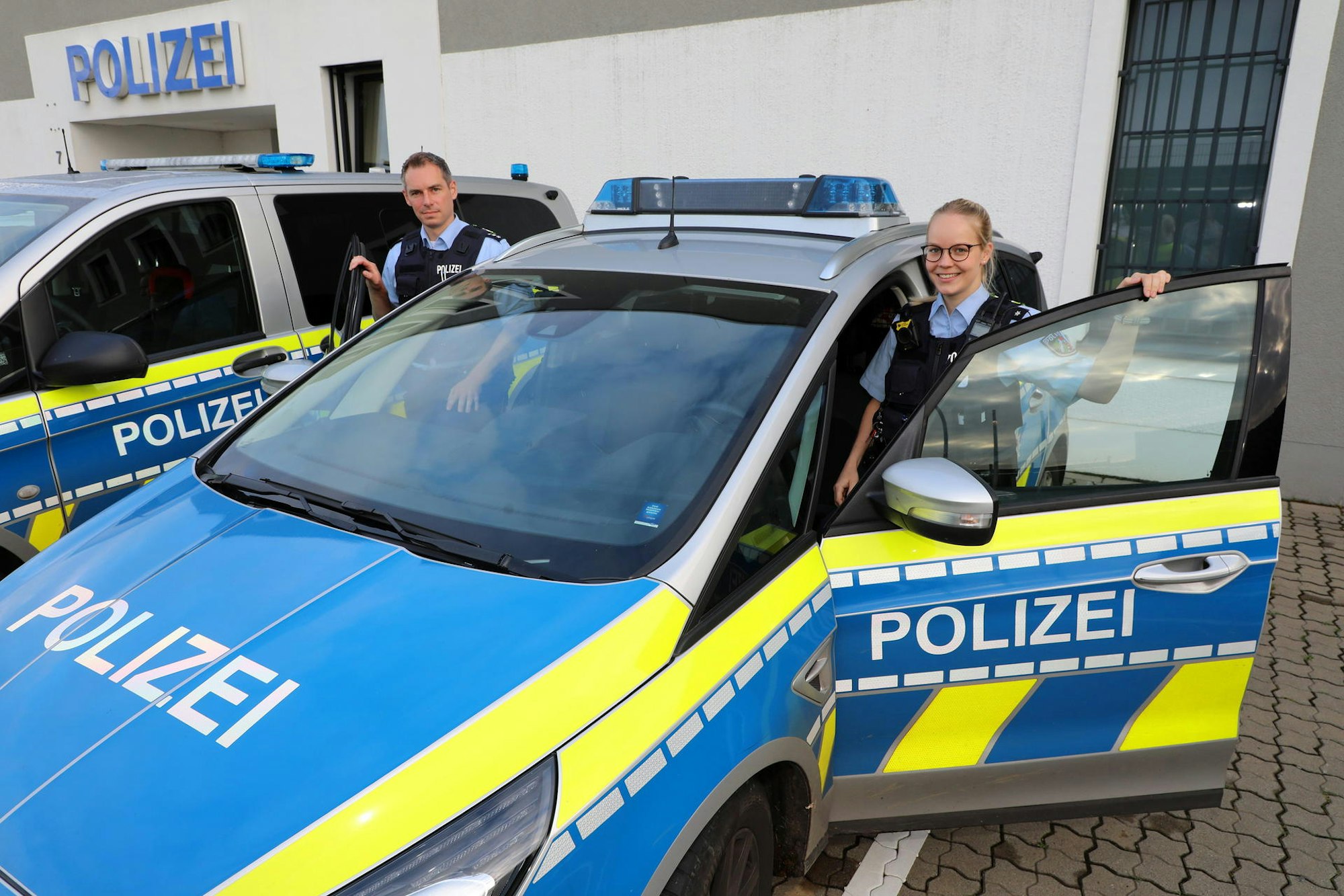 Auf dem Weg in den Süden: Lucia Thomas und Mike Kirchner steuern von der Polizeiwache in Hilgen auch Kürten und Odenthal an.