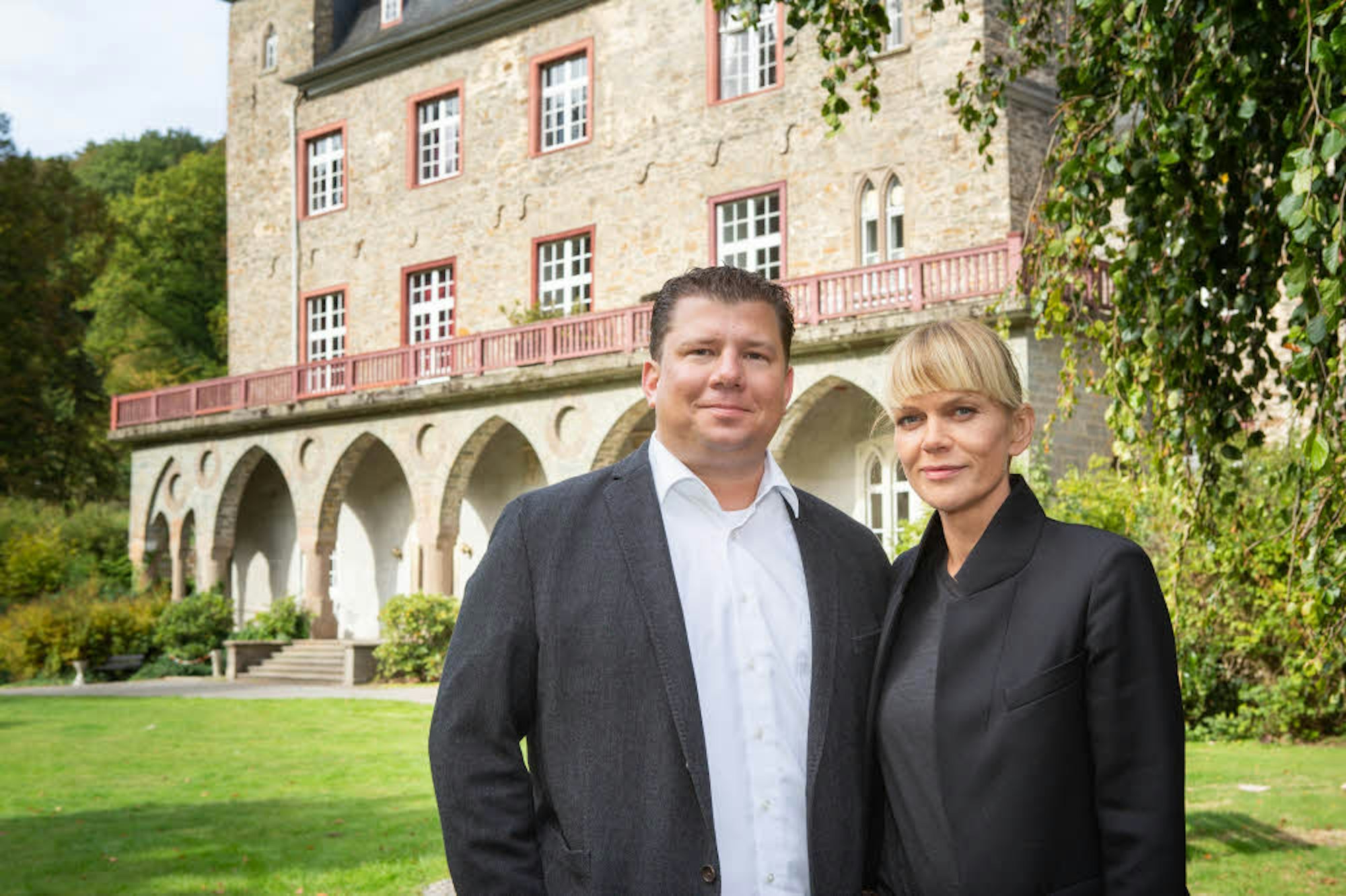 René Kauffmann, Direktor des IBZ Gimborn, begrüßte Anna Loos (47) vor dem Schloss und gab ihr den Seminarkalender für 2019 mit.