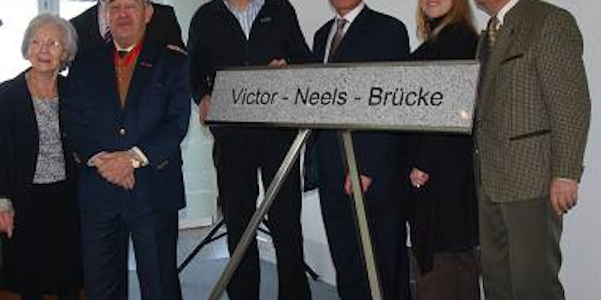 Victor Neels (links mit Gattin), Günter Rosenke, Innenminister Dr. Ingo Wolf und weitere Gäste bei der Namensgebung der Brücke. (Bild: Greuel)