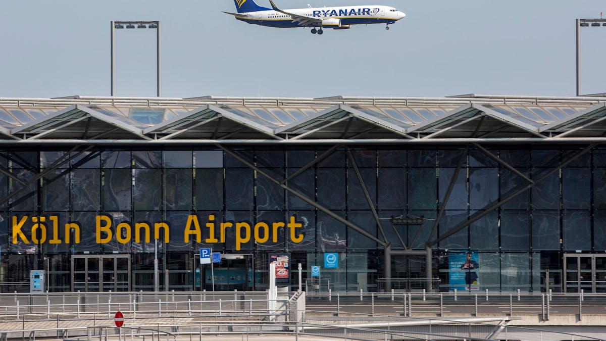 Flughafen Köln/Bonn mit Anflug einer Ryanair-Maschine&nbsp;