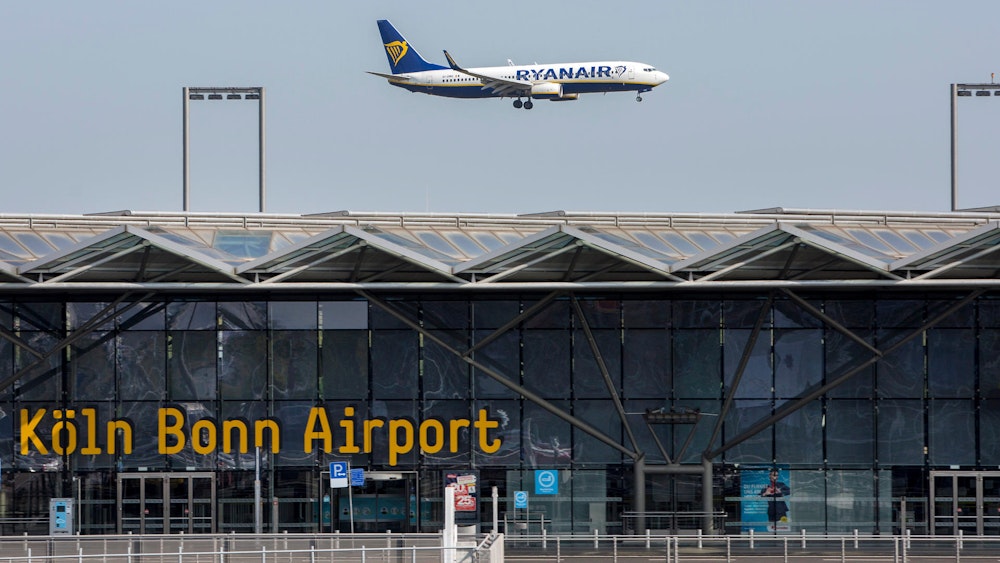 Flughafen Köln/Bonn mit Anflug einer Ryanair-Maschine