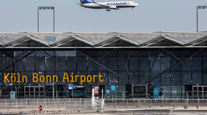 Flughafen Köln/Bonn mit Anflug einer Ryanair-Maschine