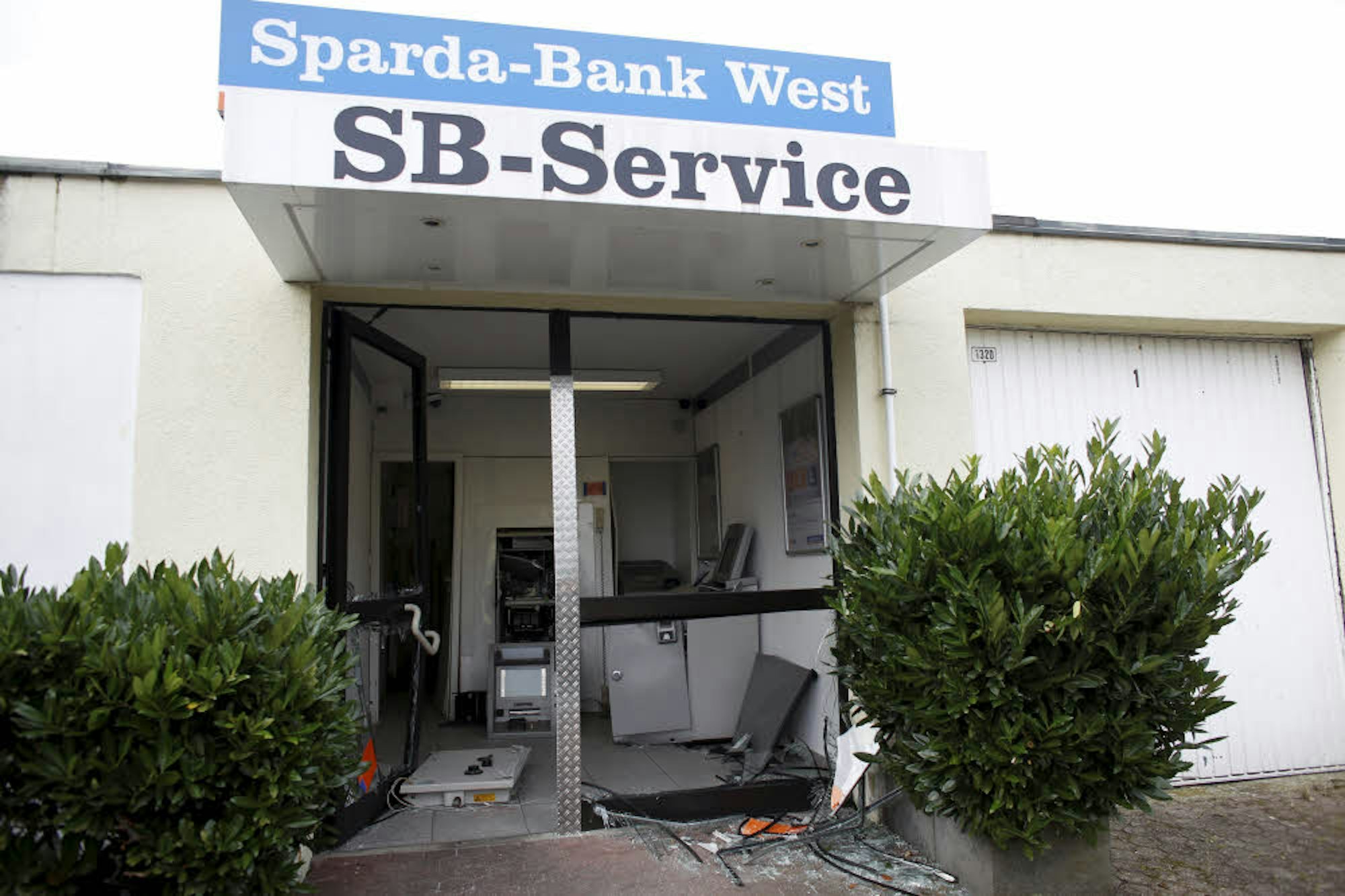 Am 7. Juli 2016 wurde die Gremberghovener Sparda-Bank-Filiale Ziel verwüstet.