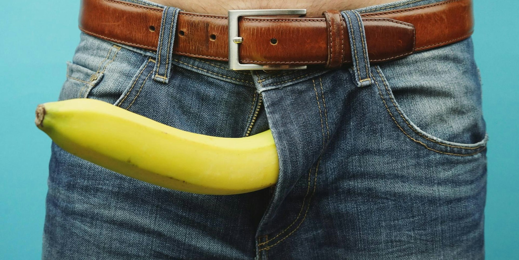 Mann hängt Banane aus der Hose