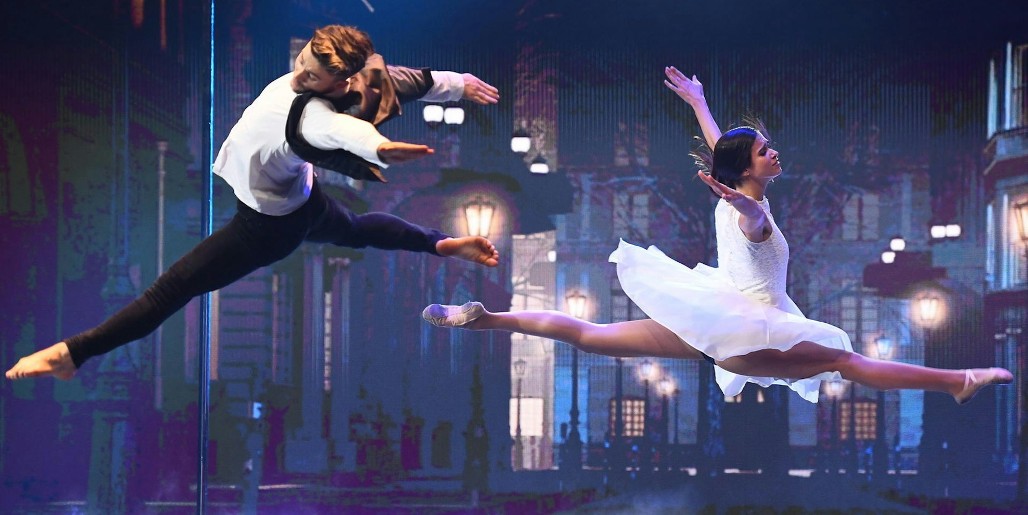 Mit spektakulären Figuren widersetzen sich Sergey Mishchurenko und Maria Tolika in der Tanz-Show „Masters of Dance“ der Schwerkraft.