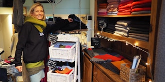 Kleidungsstücke und Accessoires aus ihrem Lieblingsmaterial Walkwolle bietet Emma-Maria Laufenberg sonst auch in dem kleinen Verkaufsraum neben ihrem Atelier an.