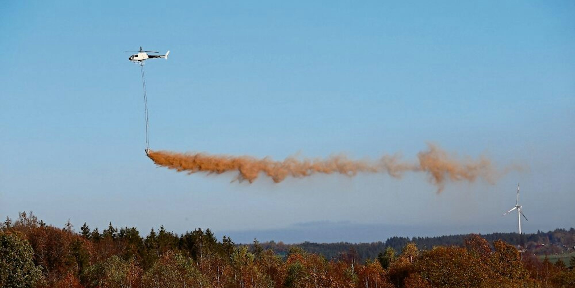 Mit dem Hubschrauber werden zurzeit Waldflächen in Schleiden gekalkt, um der Versauerung des Waldbodens entgegenzuwirken.
