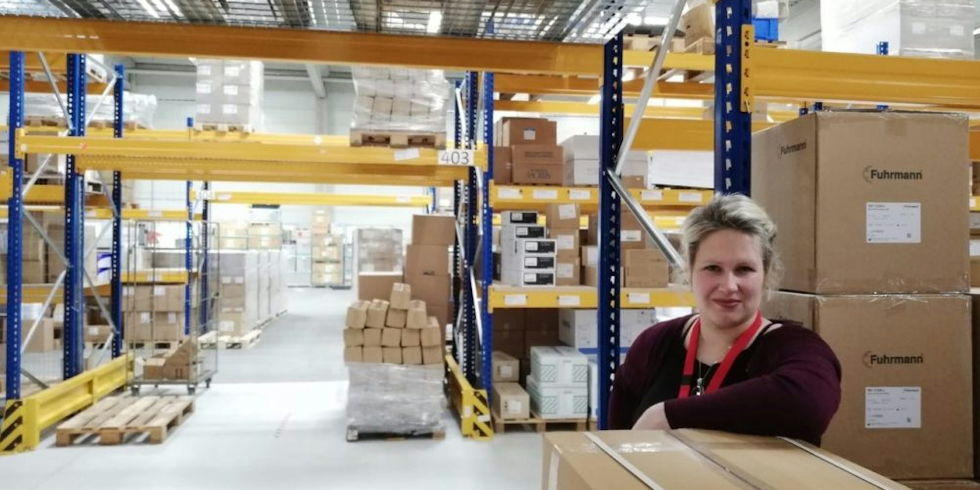 Einkäuferin Jasmin Bretz im Malteser Logistikzentrum in Kerpen-Türnich