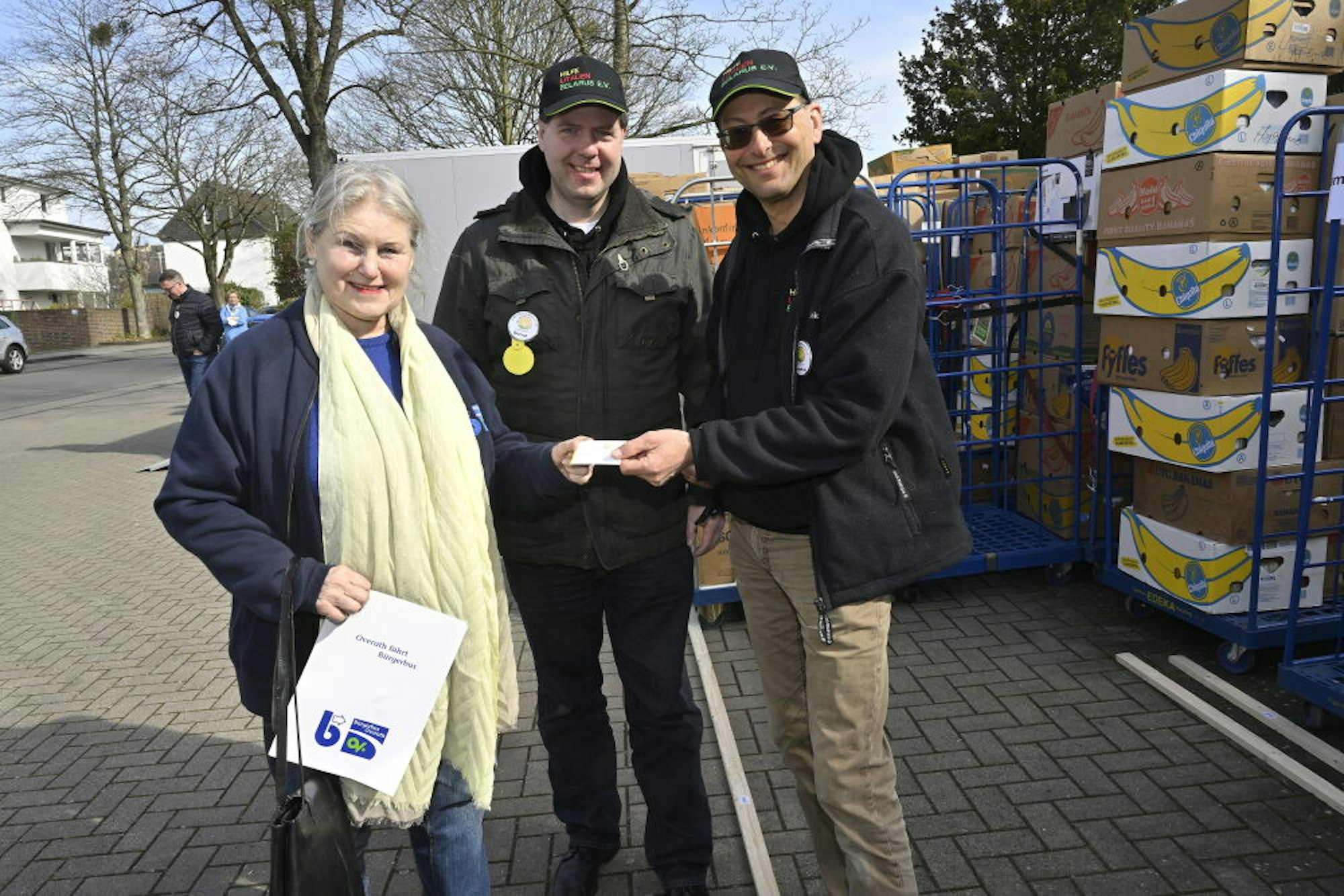Karin Trübner übergibt eine Spende vom Bürgerbusverein Overath.