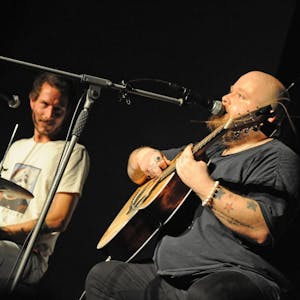 Sänger und Gitarrist Andreas Kümmert überzeugte in Begleitung von Schlagzeuger Michel Weippert im Opladener Scala.