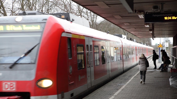S-Bahn verlässt Bahnhof.&nbsp;