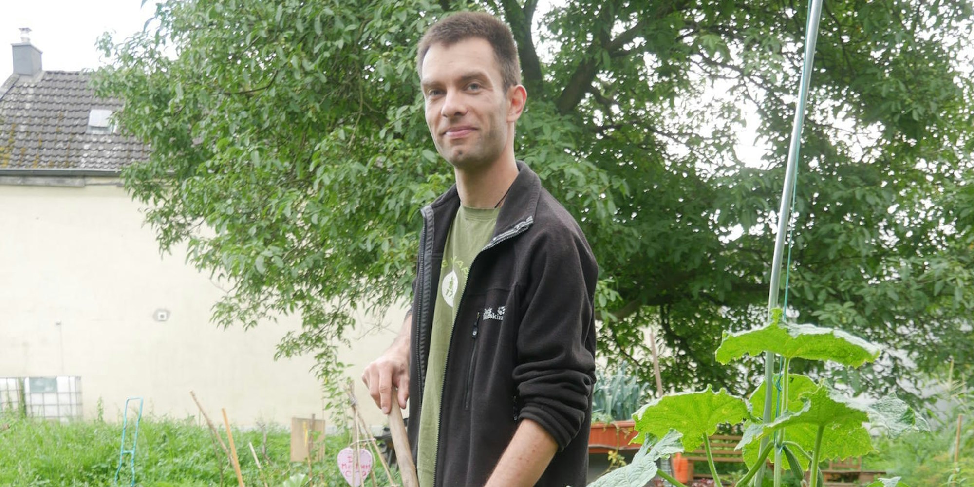Christoph Finke bei der Arbeit auf seiner Gartenparzelle.