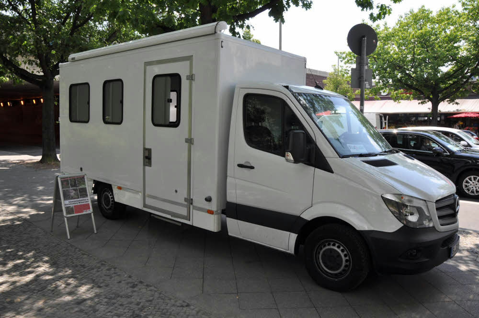 Der zum dezenten Drogenkonsummobil umgebaute Kastenwagen des Vereins Fixpunkt wird in Berlin zurzeit am Stuttgarter Platz in Charlottenburg eingesetzt.