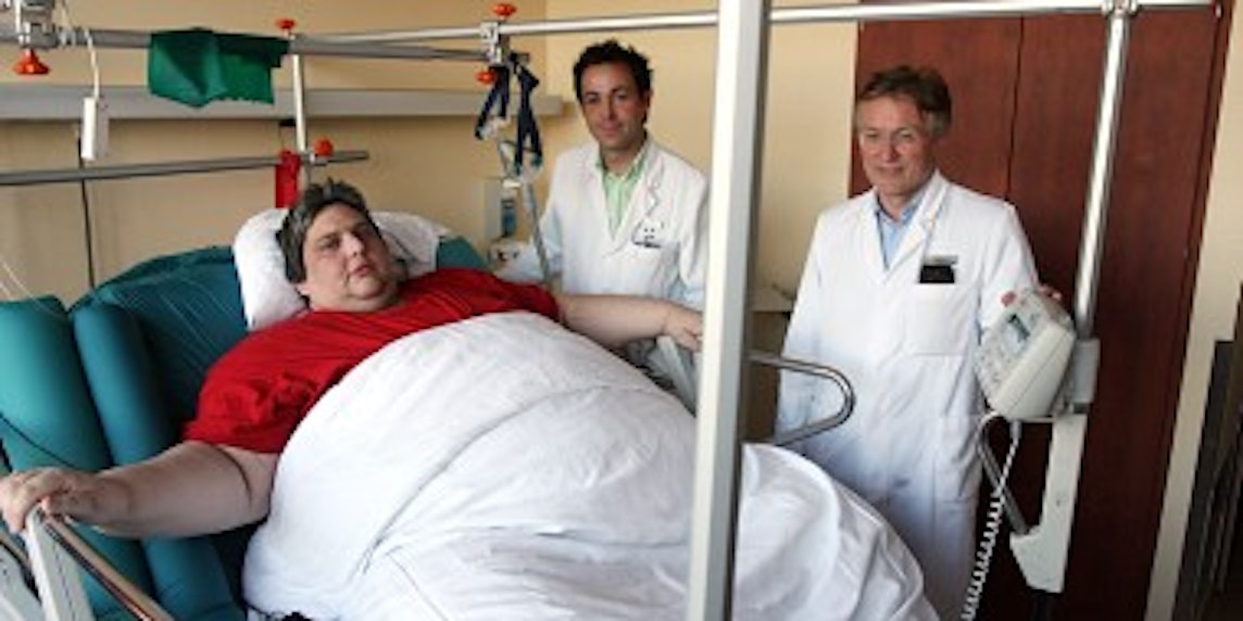 Franz Peter Ritz mit seinen Ärzten Jürgen Meyer und Markus Heiss nach der OP im Klinikum Merheim. (Bild: Bause)