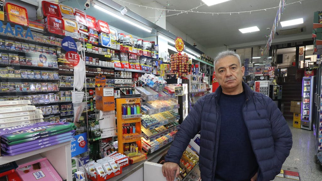 Kiosk-Besitzer Ihsan Ergin steht vor seinem Tresen.