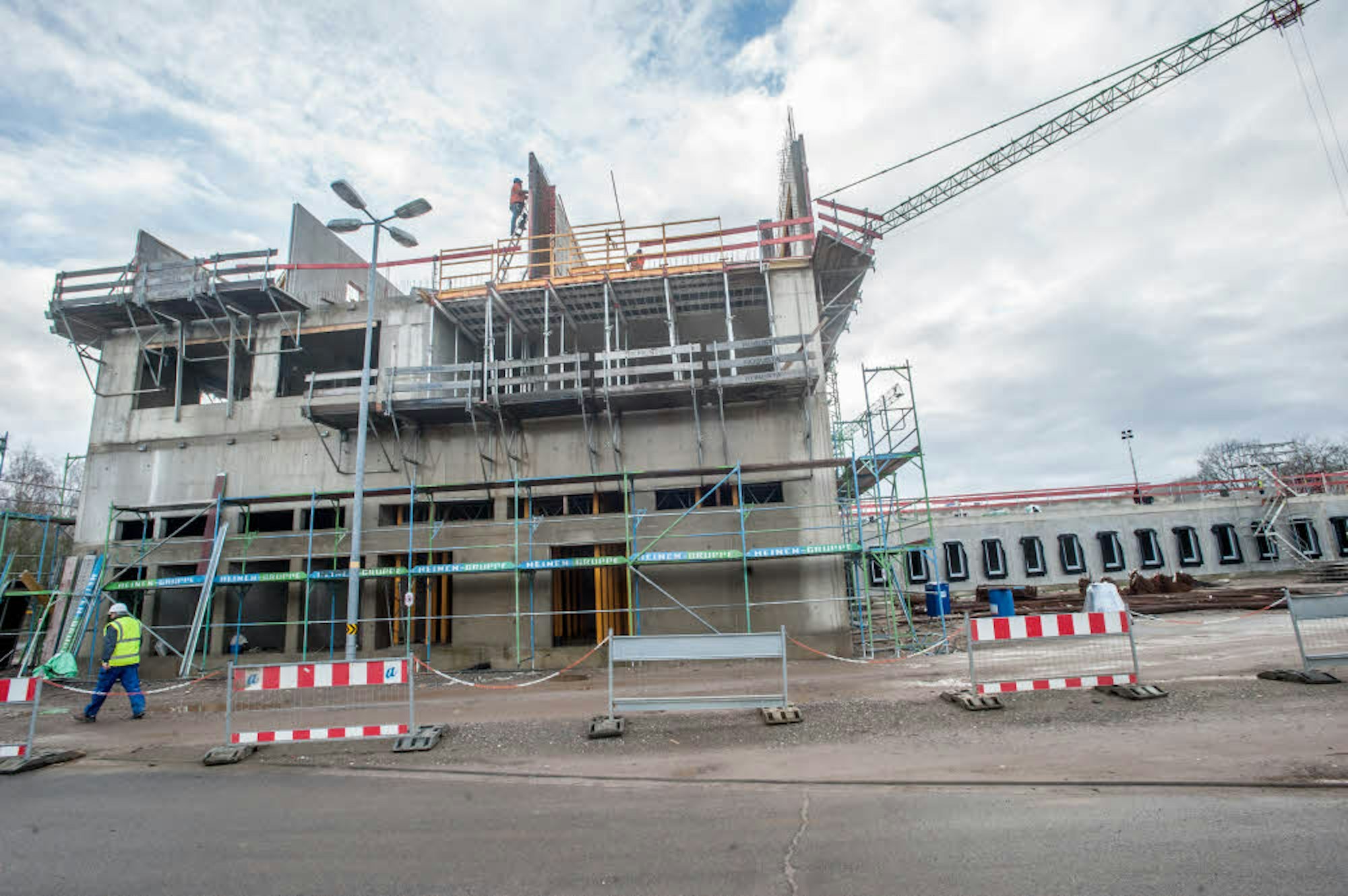 Der Rohbau der neuen Feuerwache an der Edith-Weyde-Straße soll noch vor der Jahreswende fertig sein.